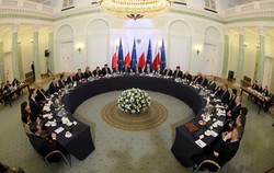 Rada Gabinetowa: decyzja o wejściu do strefy euro po 2015 roku