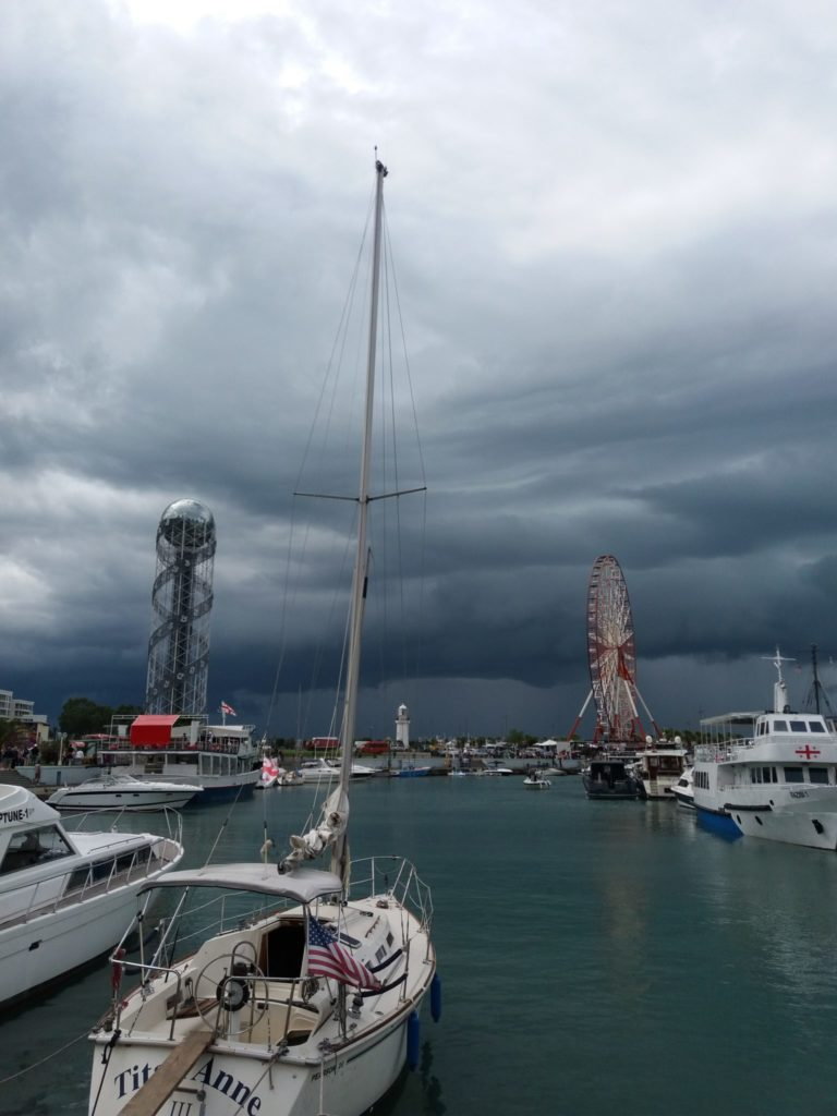 Marina w Batumi i nadchodząca burza