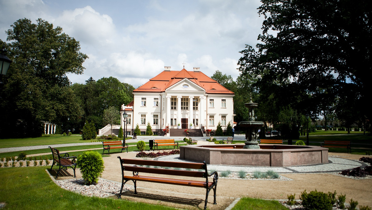 Uroczy, elegancki, polski. Pałac Chrystowskich w Tłokini Kościelnej uratowała od zapomnienia pasja prywatnego inwestora. Dziś w sercu podkaliskiej wsi błyszczy zabytek, w którym każda ściana, każdy detal opowiada historię nagle przerwanej sielanki pierwszych właścicieli.