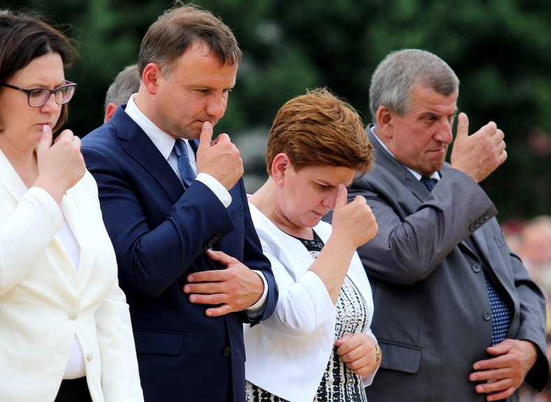 Andrzej Duda, Beata Szydło i jej mąż Edward podczas mszy z okazji jubileuszu koronacji obrazu Matki Bożej Rychwałdzkiej w Sanktuarium w Rychwałdzie. 19 lipca 2015 r.