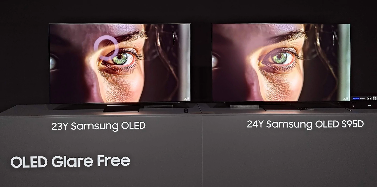 Praktyczny test pokazuje jak nowy matowy ekran w Samsung S95D zachowuje się w przypadku silnego punktowego oświetlenia. Po lewej stronie wyraźnie widać okrągły reflektor.