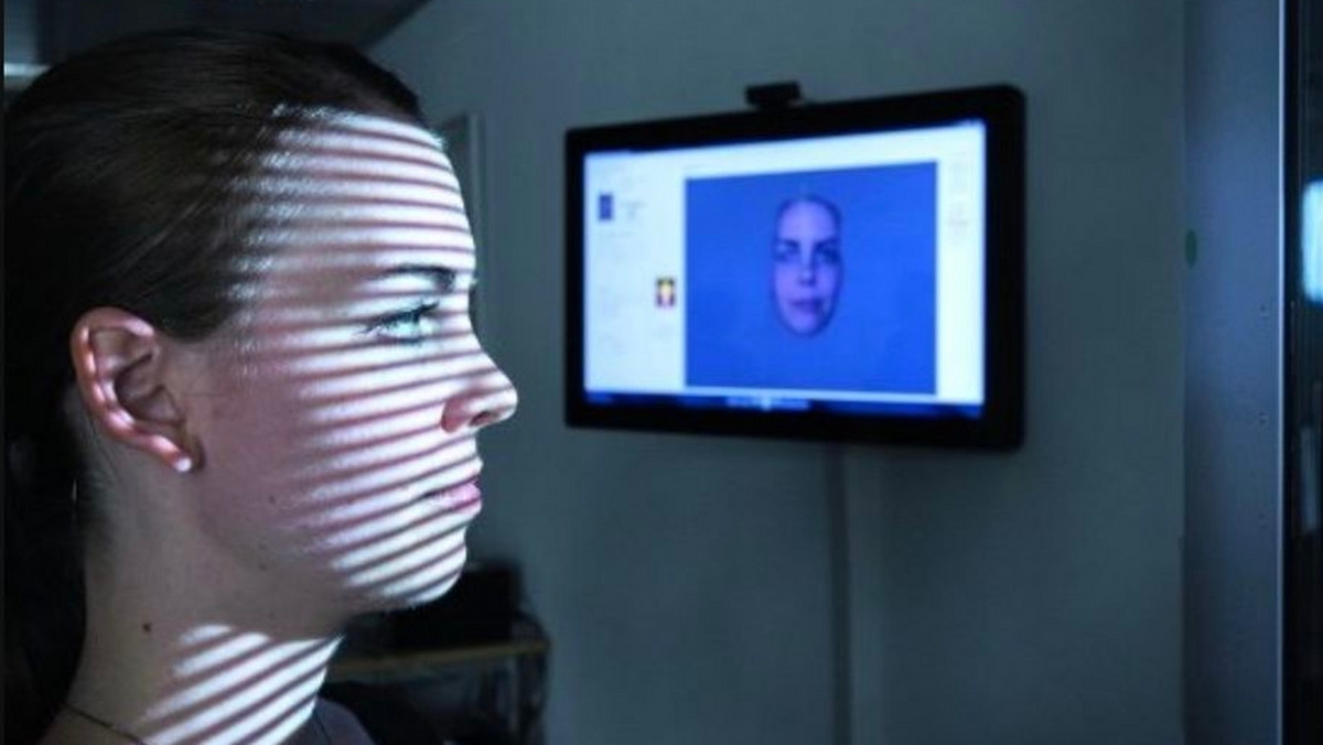 Policja eksperymentuje z oprogramowaniem, które pomaga rozpoznawać twarze. Nowa technologia ma służyć łatwiejszemu identyfikowaniu przestępców i terrorystów, ale będzie dotyczyła milionów zwykłych ludzi.