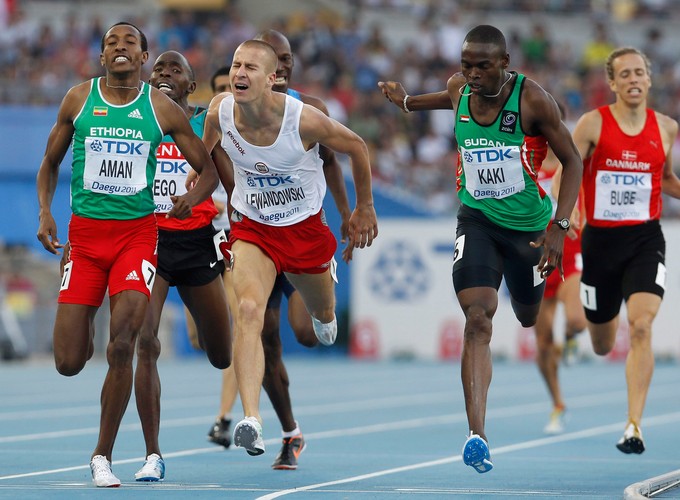 Marcin Lewandowski na mecie półfinałowego biegu na 800m