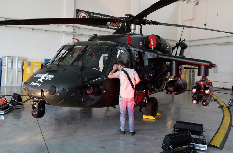 Helikopter Black Hawk może być zaadaptowany do różnych misji operacyjnych, w tym transportu żołnierzy, misji medyczno-ewakuacyjnych (MEDEVAC), misji humanitarnych, poszukiwawczo-ratowniczych, oraz transportu towarów. W wersji uzbrojonej maszyna ta może również służyć jako bliskie wsparcie powietrzne dla oddziałów lądowych. <br><br>
huk/ pb/
<br>fot. (cat) PAP/Piotr Polak