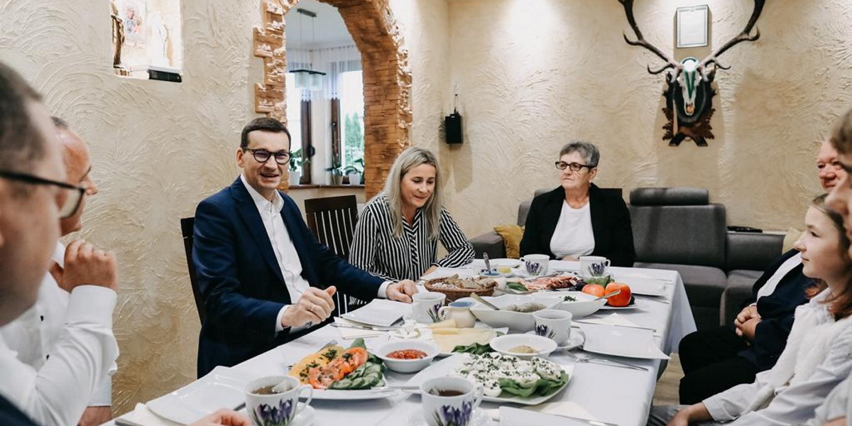 Zdjęcie Mateusza Morawieckiego przy stole z rolniczą rodziną doczekało się ostrej odpowiedzi związkowego lidera.