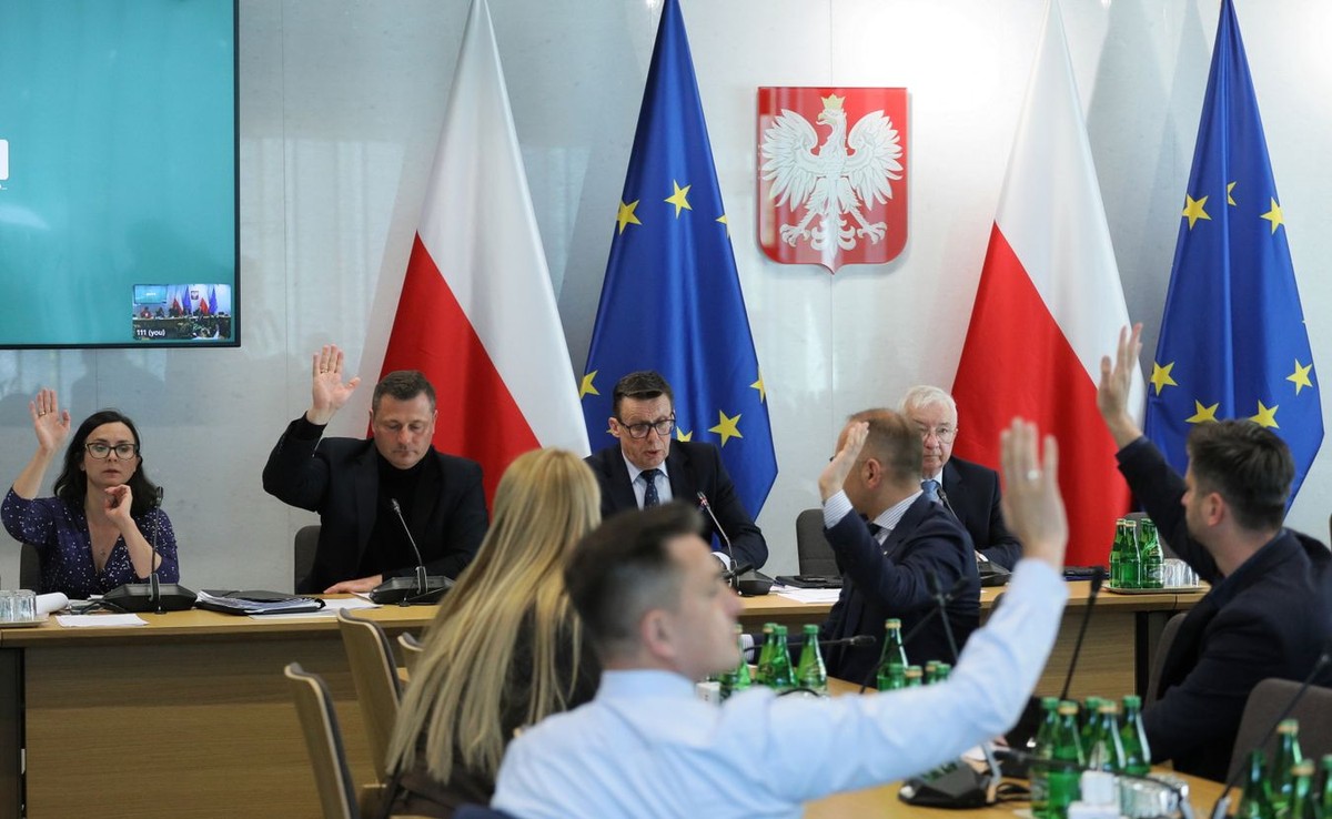 Przewodniczący komisji, poseł PiS Marek Ast (C) oraz wiceprzewodniczący: posłanka KO Kamila Gasiuk-Pihowicz (L), poseł KP Krzysztof Paszyk (2L) i poseł PiS Krzysztof Lipiec (P-góra) podczas posiedzenia sejmowej Komisji Sprawiedliwości i Praw Człowieka.