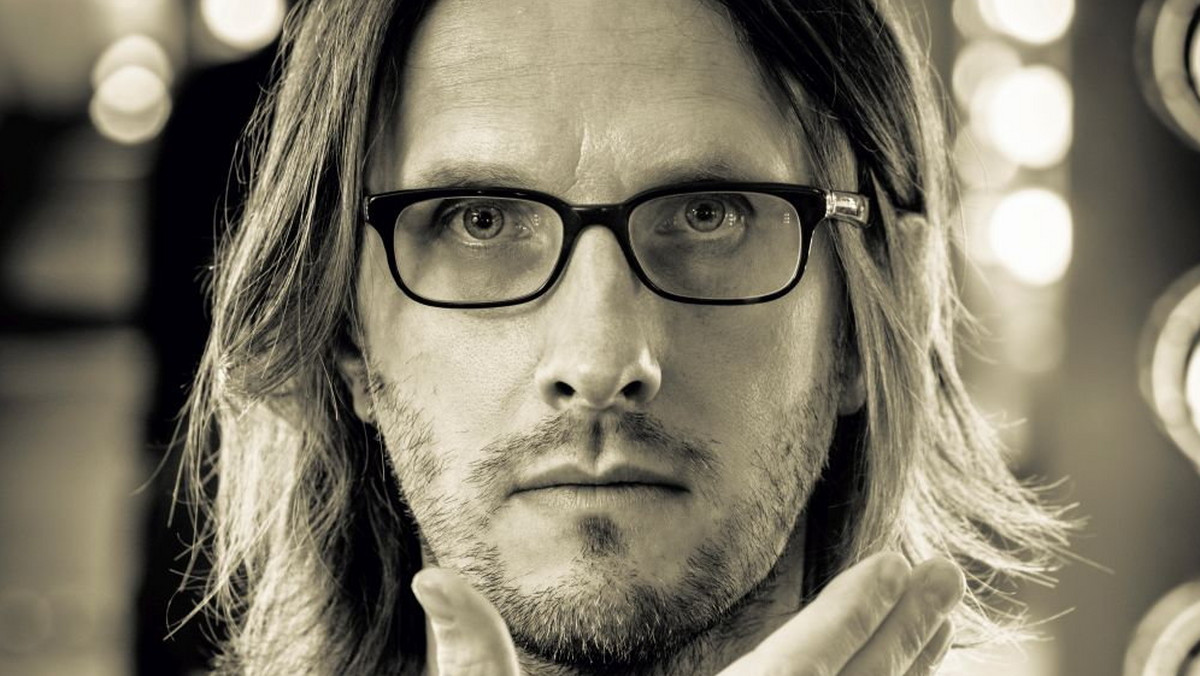 Steven Wilson koncertuje w Polsce tak regularnie, jak tyka zegar w utworze "The Watchmaker" na jego płycie "The Raven That Refused to Sing" sprzed paru lat. Niemalże dokładnie rok temu też wystąpił w Krakowie, w tym samym miejscu  - w sali Centrum Kongresowego ICE. Będąc na obydwu koncertach, nie sposób uniknąć porównań.