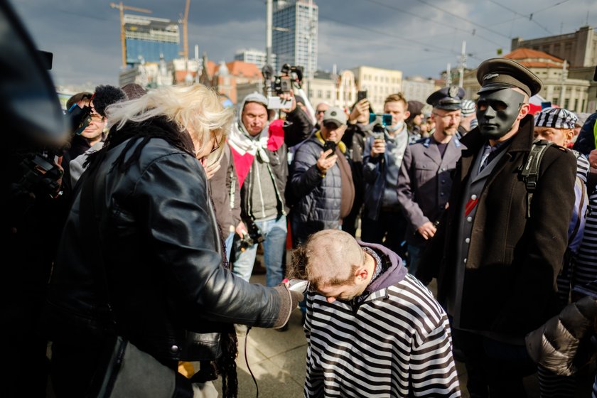 Marsz antycowidowców przeszedł ulicami Katowic