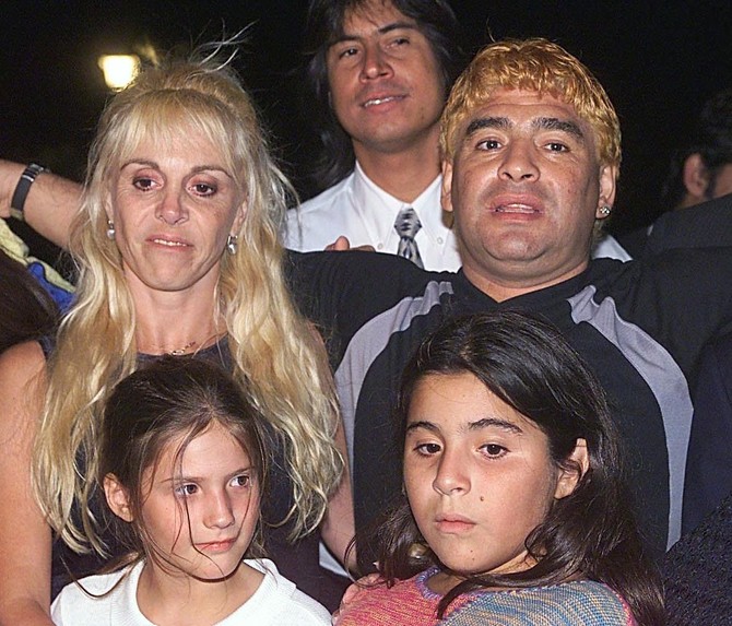Maradona sa Klaudijom Viljafante i njihovom decom