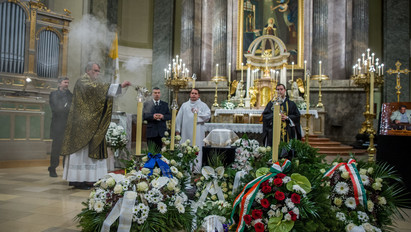 Gyász: sírva szólt a hegedű a templomban – Így vettek végső búcsút a világhírű, Kossuth-díjas magyar művésztől – fotók