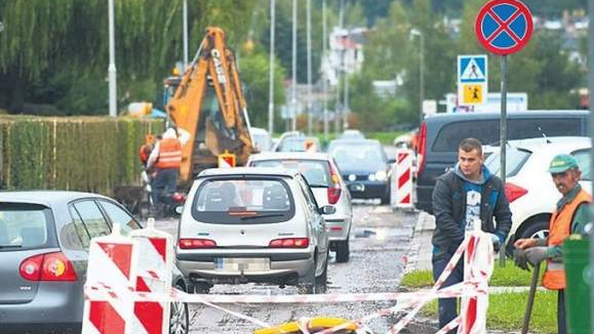 Remont drogi na wysokości Szkoły Podstawowej nr 18. Na chwilę wprowadzą ruch wahadłowy - informuje "Głos Koszaliński".