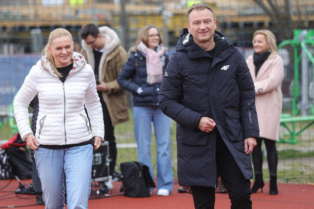 Minister sportu i turystyki Sławomir Nitras (P) i ministra edukacji Barbara Nowacka (L) podczas konferencji prasowej na temat rozwoju Programu Sportowe Talenty