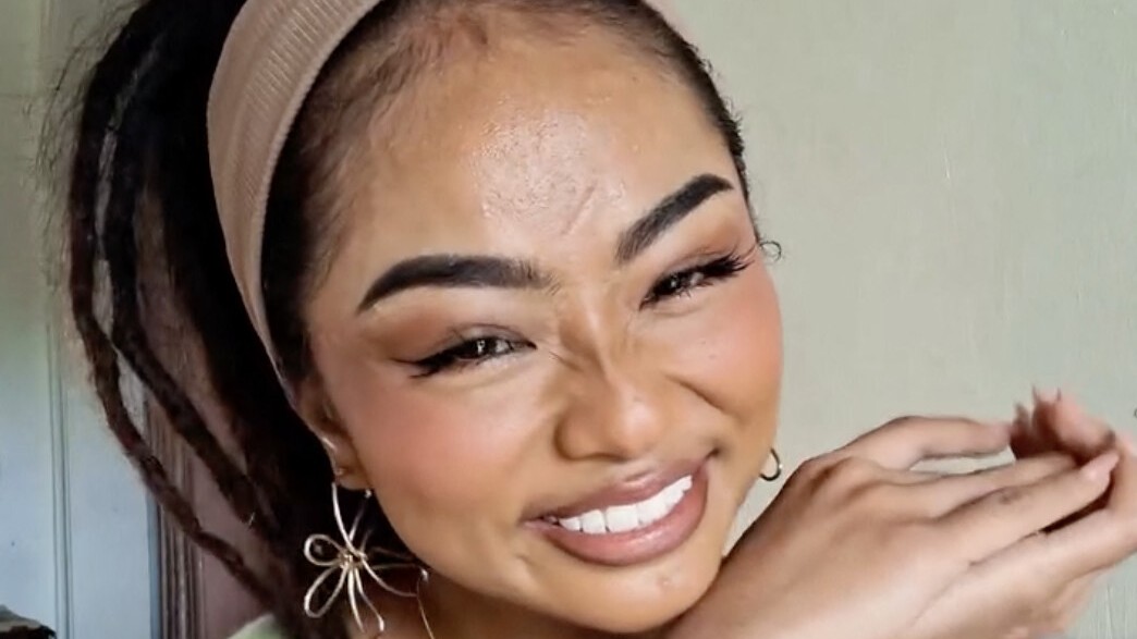 Asyikin Abdul Rahman hrdinsky prijíma svoje ochlpenie a vzdoruje online kritike. 