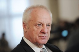 Niesiołowski: Na Orła Białego zasłużyli Geremek, Mazowiecki, Bartoszewski. Nie agent obcego wywiadu