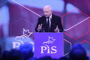 800 plus i inne obietnice PiS. Jak program wpłynie na gospodarkę Polski i na dzietność