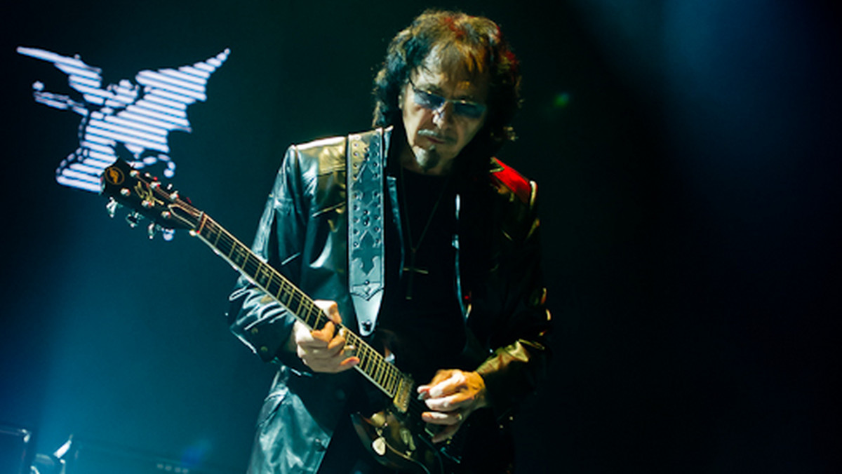 Zespół Black Sabbath odwołał swój występ podczas OzzFest w Japonii. Fani natychmiast uznali, że decyzja jest spowodowana nawrotem chłoniaka Tony'ego Iommi.