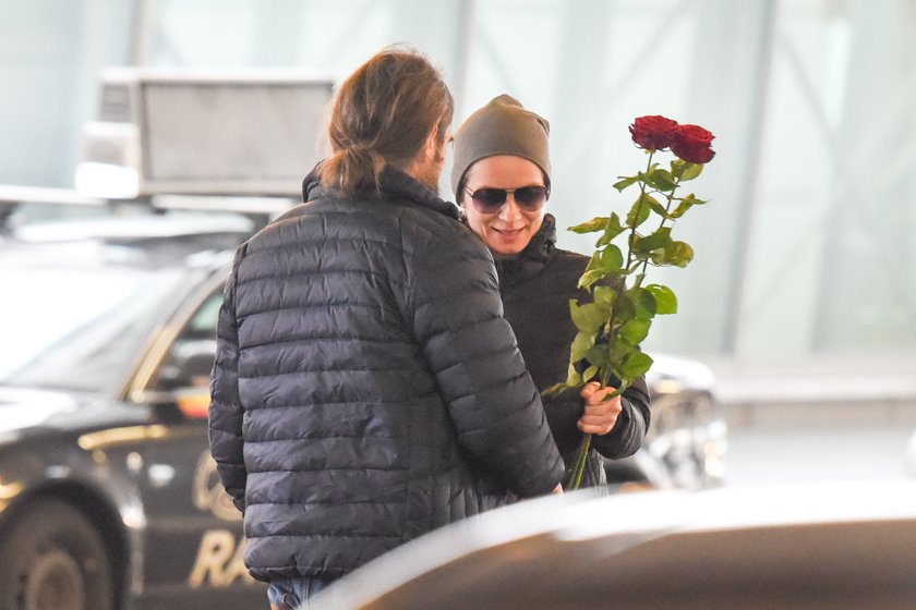 Magdalena Cielecka z partnerem na lotnisku