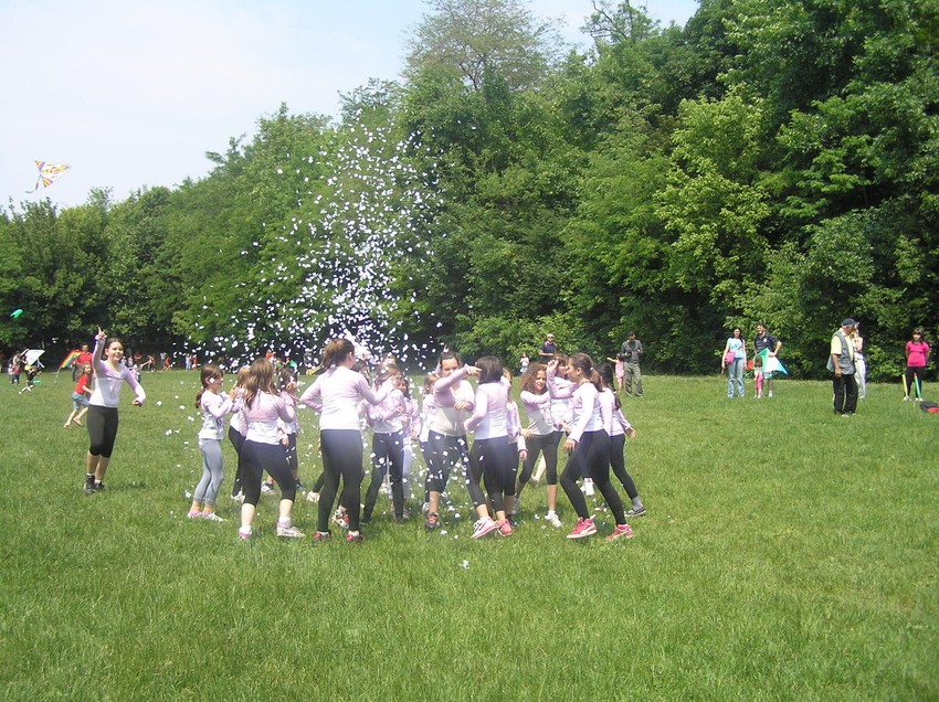 Male plesačice i koreografija sa papirićima