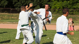 Bántalmazottakon segít a karatemester