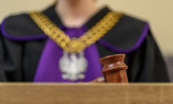 Pierwszy taki proces w Polsce. Biskup na ławie oskarżonych. "Nie przyznaję się"