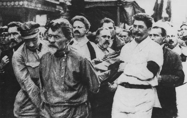 Pogrzeb Feliksa Dzierżyńskiego. Od lewej: Aleksiej Iwanowicz Rykow, Genrich Jagoda, Michaił Kalinin, Leon Trocki, Lew Kamieniew, Stalin, Michaił Tomski i Nikołaj Bucharin, Moskwa, 22 lipca 1926 r.