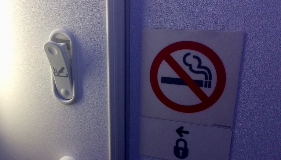 ...i choć w samolocie nie można palić, o czym przypomina dobrze znany znak, w toalecie tuż obok niego znajduje się popielniczka. Jak się okazuje, choć palenie rzeczywiście jest zabronione i zagrożone karami finansowymi, linia lotnicza musi umożliwić temu, kto jednak zdecydowałby się złamać zakaz i ponieść karę, by zgasił go bezpiecznie - a nie wrzucił do kosza na śmieci wypełnionego papierem. Stewardzi przestrzegają - lepiej z niej nie korzystać, w każdej z toalet jest czujka dymu, a konsekwencje jej uruchomienia zależą od prawa w kraju, do którego leci samolot. 