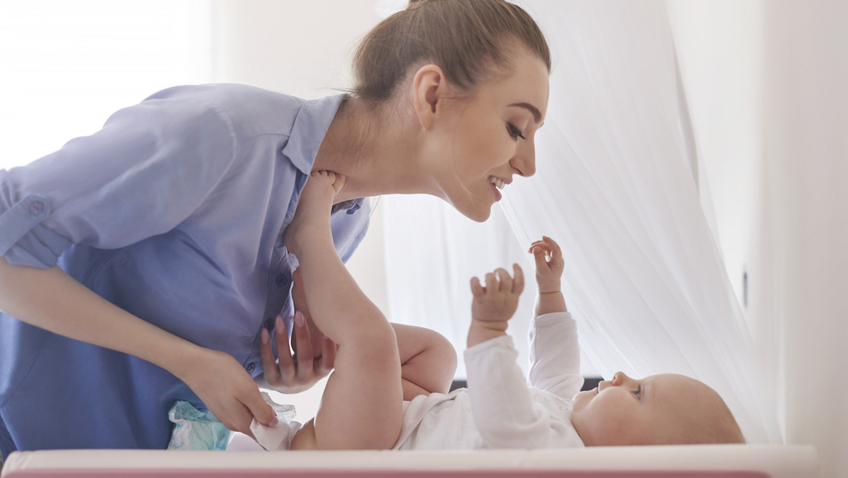 Szerokie pieluchowanie niemowląt – jak to robić? Czy jest bezpieczne? 