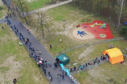 Tasiemcowe kolejki do mobilnych punktów szczepień. Szef KPRM zapowiada interwencję