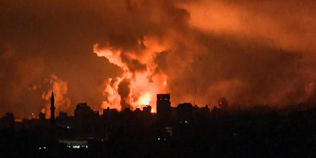 Strefa Gazy w ogniu, a Palestyńczycy odcięci od sieci. Eksperci: ryzyko masowych okrucieństw.
