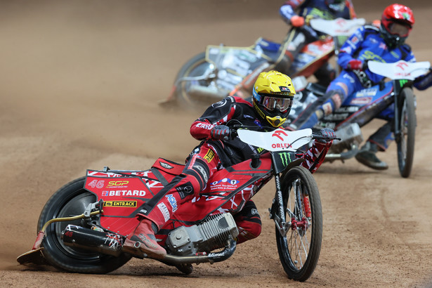 Max Fricke (kask żółty) podczas żużlowego Grand Prix Polski na stadionie PGE Narodowym w Warszawie