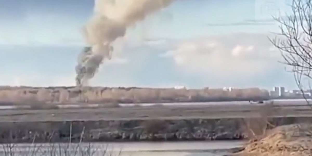 Kłęby dymu nad rosyjską fabryką amunicji. 