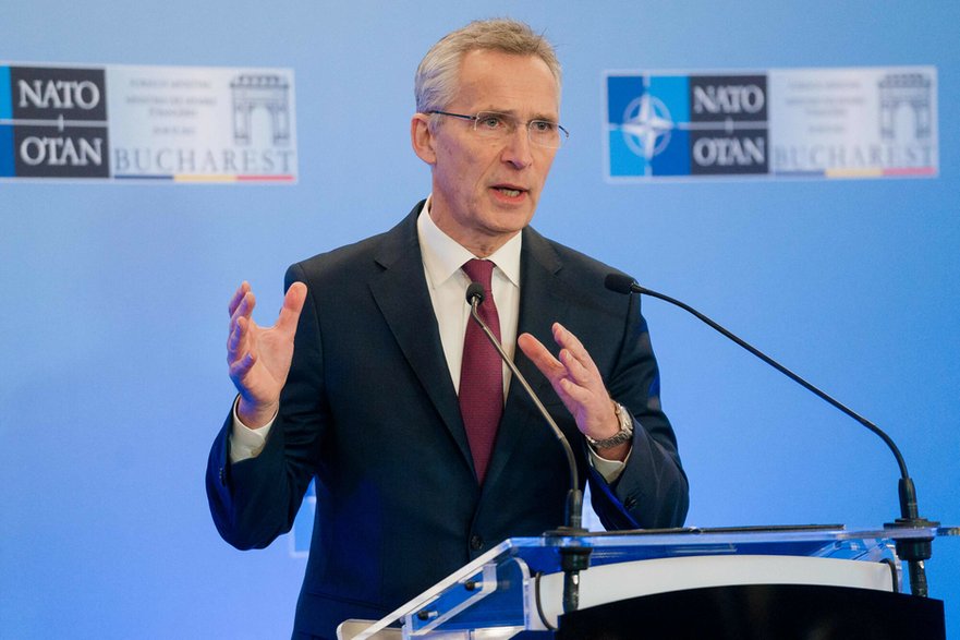 Sekretarz Generalny NATO Jens Stoltenberg podczas konferencji prasowej w czasie spotkania ministrów spraw zagranicznych NATO w Bukareszcie, 30 listopada 2022 r.