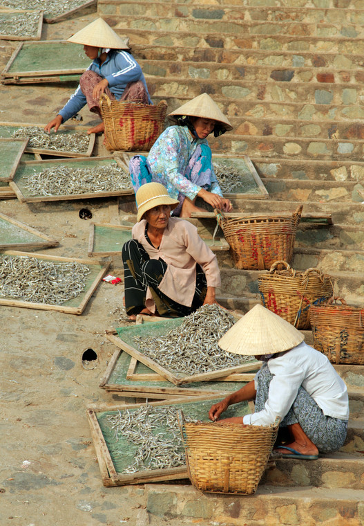 Produkcja sosu rybnego (nouc mam) w Wietnamie