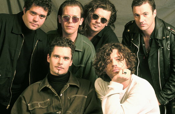 Zespół INXS; Michael Hutchence pozuje w białej bluzie (1992)