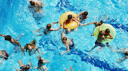 Jak zadbać o bezpieczeństwo dziecka nad wodą? Dziecko na basenie
