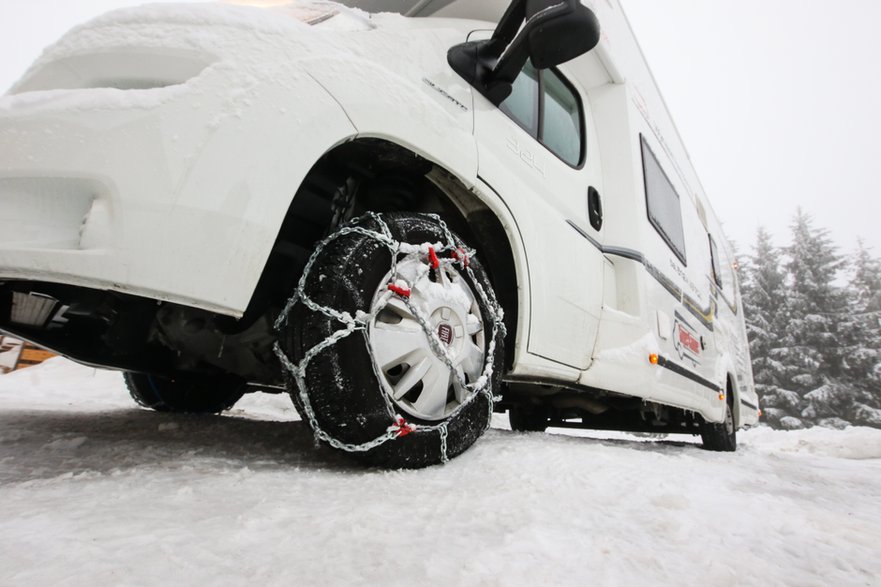 Dobre opony zimowe i łańcuchy to obowiązekw zimowym caravaningu.