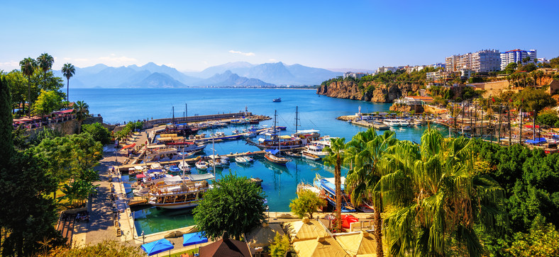 Panoramiczny widok na port w Antalyi, góry Taurus i Morze Mediterrranean, Turcja