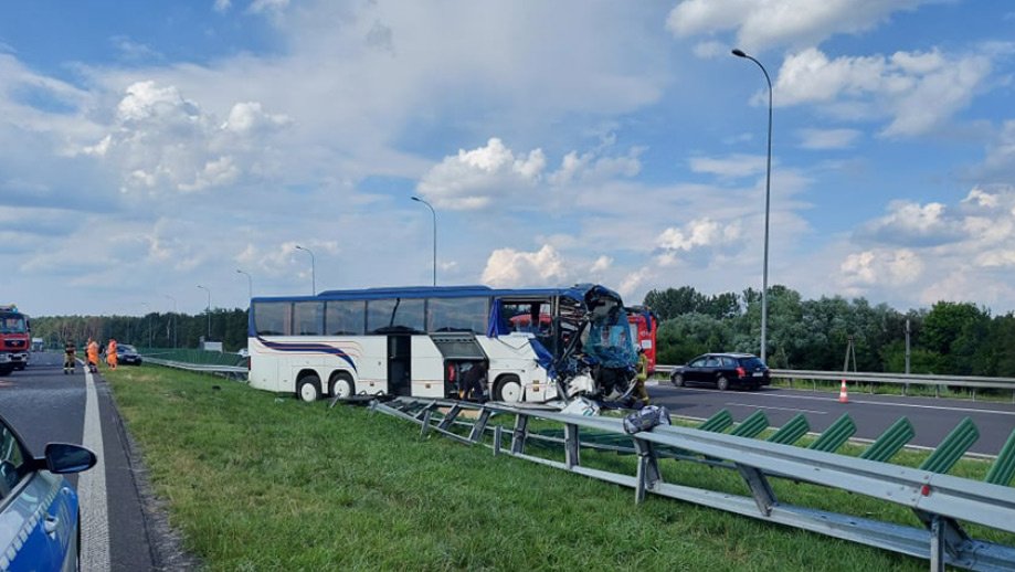 Autobus wiozący dzieci zderzył się z ciężarówką na A1. 10 osób rannych, droga jest zablokowana