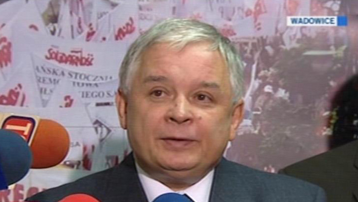 - Już nie mówiąc, iż przy całym głębokim szacunku i unikaniu za wszelką cenę z mojej strony konfliktu z premierem, to jak go obserwowałem na ostatniej Radzie (Europejskiej), to myślę, że mam trochę więcej wigoru, jeśli chodzi o załatwianie tam różnych spraw dla Polski - powiedział prezydent Lech Kaczyński w Wadowicach, komentując zamieszanie wokół składu polskiej delegacji na najbliższy szczyt UE w Brukseli.
