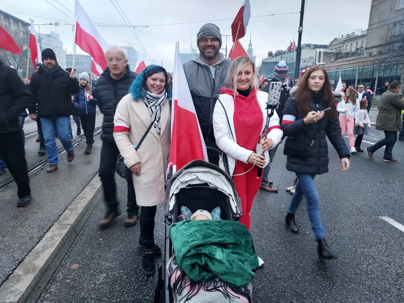 Julia (z lewej) na marsz wybrała się z mężem Arturem i ich synem Sewerynem