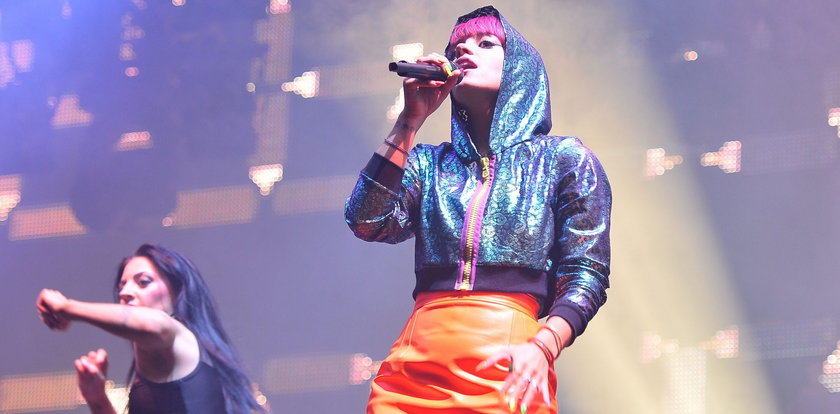 Lily Allen rozbiera się na scenie