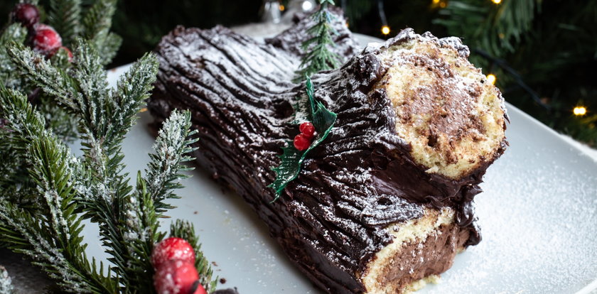 Bożonarodzeniowy deser Francuzów przypomina... kłodę drewna. Jak zrobić Buche de Noel?