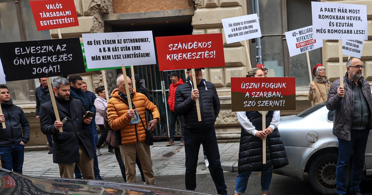 Táblákkal rohamozták meg a Főváros Közgyűlést – fotók