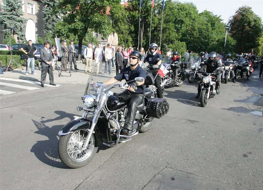 Z Warszawy do Smoleńska na motorach wyruszyli funkcjonariusze Biura Ochrony Rządu. W taki sposób chcą oddać hołd ofiarom katastrofy prezydenckiego samolotu