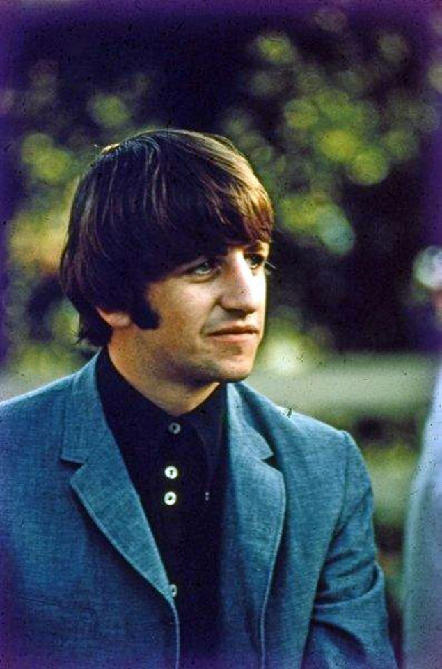 Ringo Starr na zdjęcie zespołu The Beatles z lat 60. 