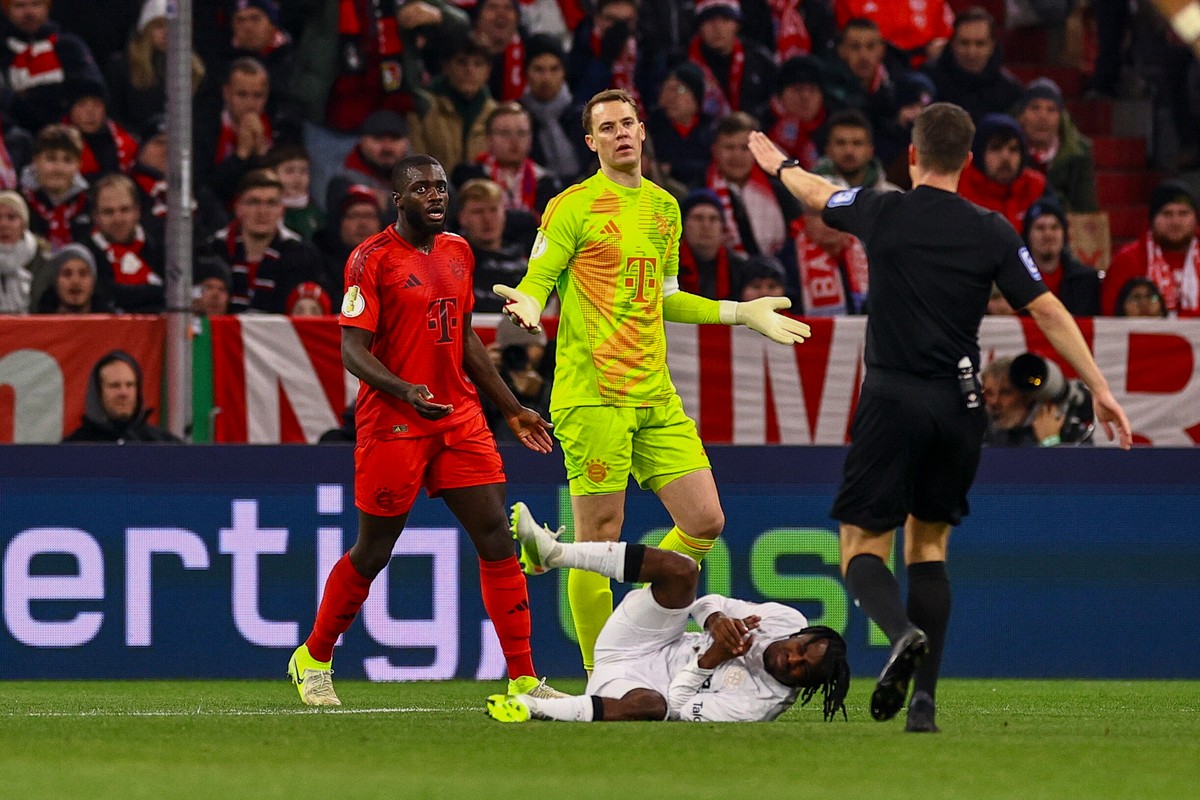 Manuel Neuer (w żółtym stroju)