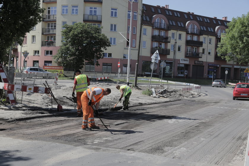 Robotnicy zamiatają jezdnię