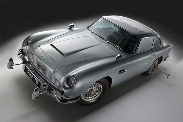 Aston Martin DB5, którym Sean Connery jeździł w filmie "Goldfinger", kosztował anonimowego kolekcjonera 4 miliony dolarów (ok. 13 mln zł). Auto Jamesa Bonda zostało sprzedane 46 lat po premierze filmu - w 2010 roku.