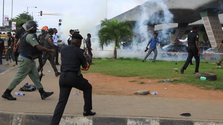 Police officers clash with RevolutionNow protesters in Surulere, Lagos on Monday, August 5, 2019 [Sahara Reporters]