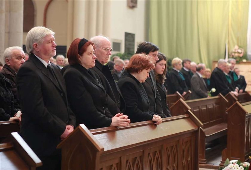 Uroczystości pogrzebowe zmarłej tragicznie w katastrofie prezydenckiego samolotu pod Smoleńskiem prezes Naczelnej Rady Adwokackiej mec. Joanny Agackiej-Indeckiej rozpoczęły się w poniedziałek przed południem w Bazylice Archikatedralnej w Łodzi